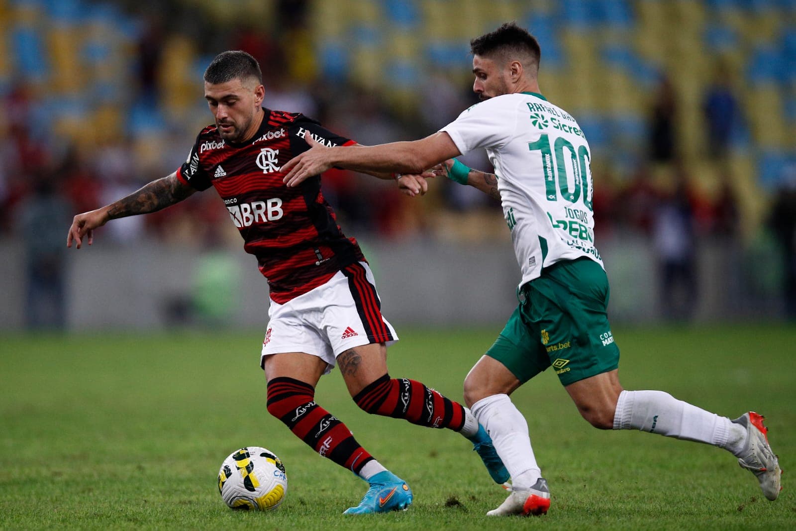 Arrascaeta, do Flamengo, recebe forte marcação de jogador do Cuiabá em jogo pelo Brasileirão 2022