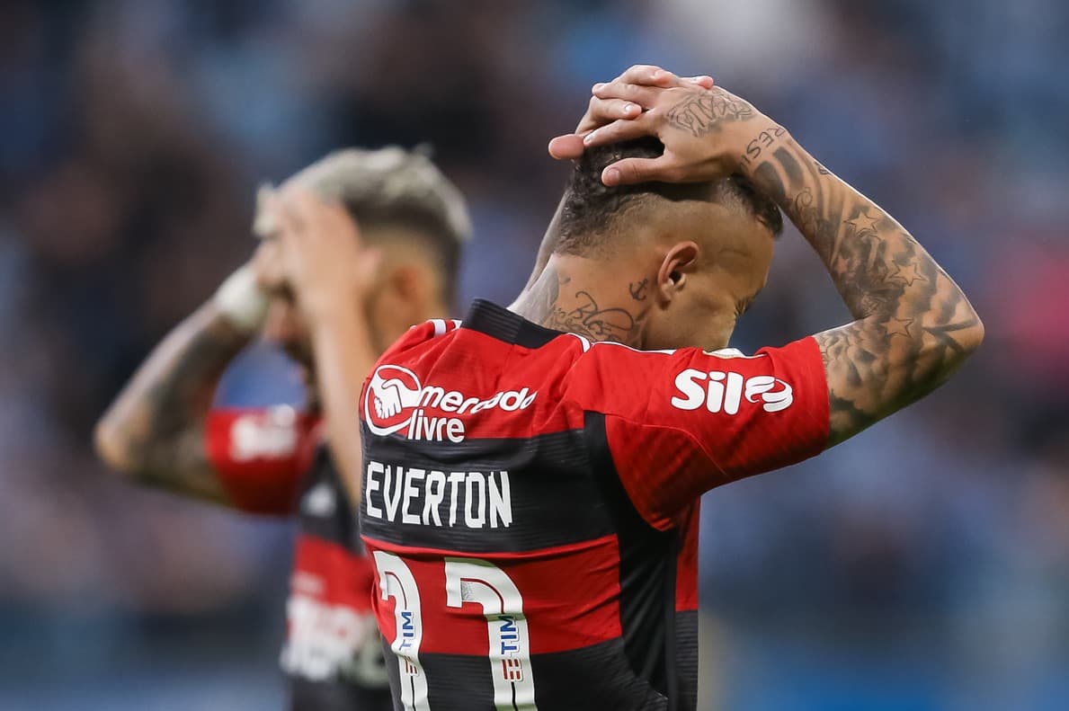 Everton, do Flamengo, reage durante a partida entre Grêmio e Flamengo pelo Brasileirão 2023, na Arena do Grêmio