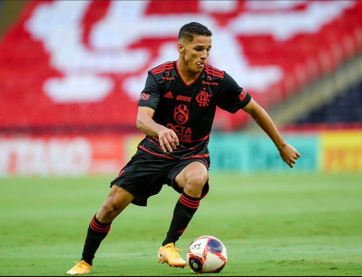 Thiaguinho, da base do Náutico , em ação pelo Flamengo