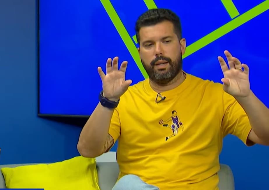 Bruno Formiga gesticula ao falar sobre o Flamengo no De Placa