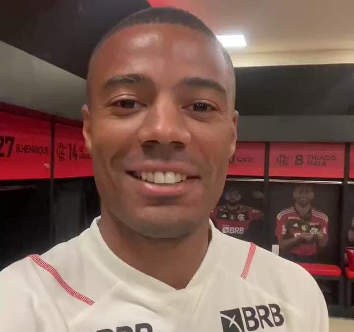De La Cruz sorri no vestiário do Flamengo no Ninho do Urubu