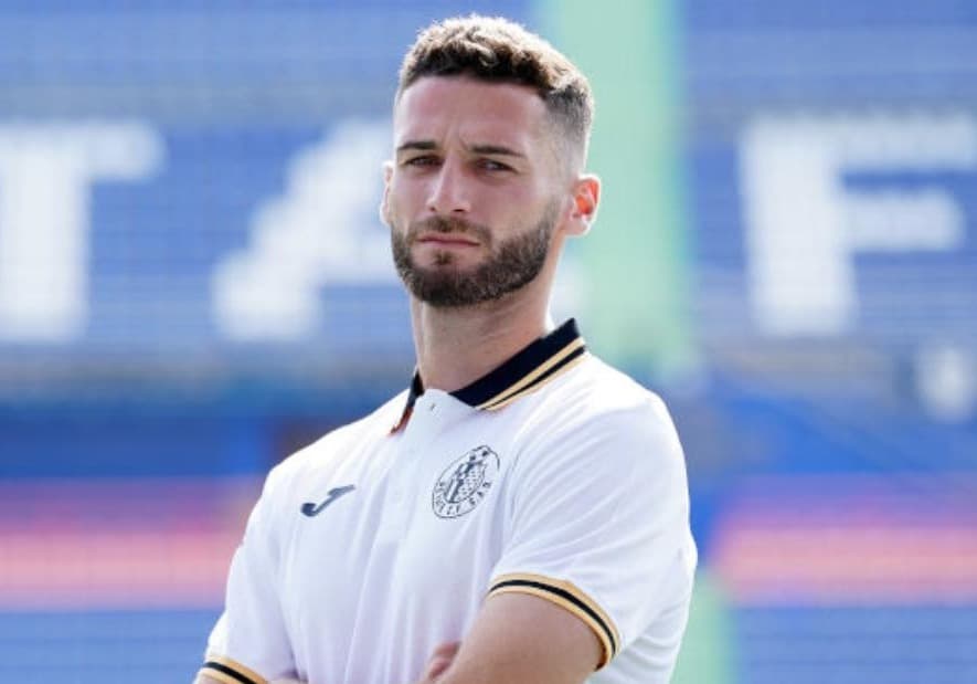 Domingos Duarte de braços cruzados tirando fotos para o anúncio do Getafe ao chegar no clube