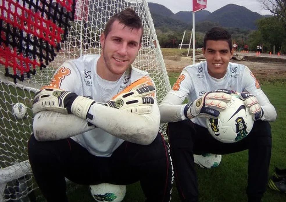 Douglas Henrique com Paulo Victor, outro ex-goleiro do Flamengo