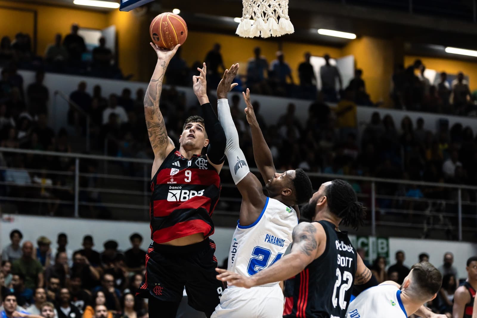 Gabriel Jaú arremessa na derrota do Flamengo para o Minas, pelo NBB
