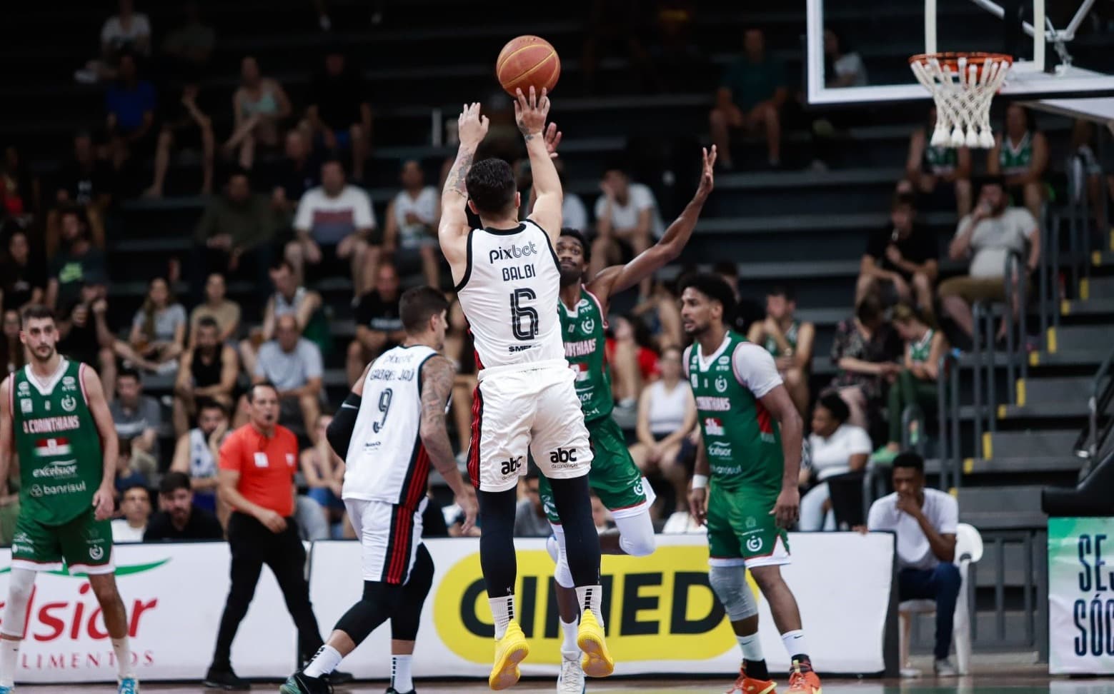 Franco Balbi arremessa de longe em Flamengo x União Corinthians
