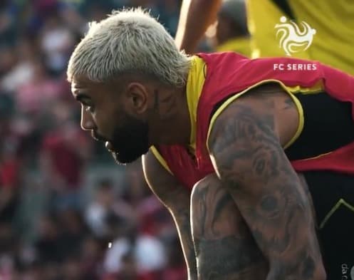 Gabigol amarrando as chuteiras e olhando para frente durante treino do Flamengo nos EUA