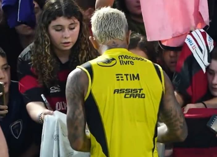 Gabigol atende torcedores do Flamengo nos EUA em vídeo da FC Series