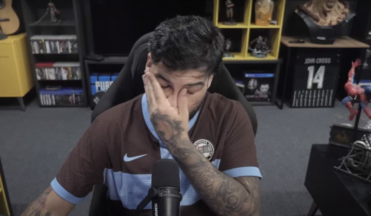 Influencer do Corinthians leva mão ao rosto e se mostra incomodado