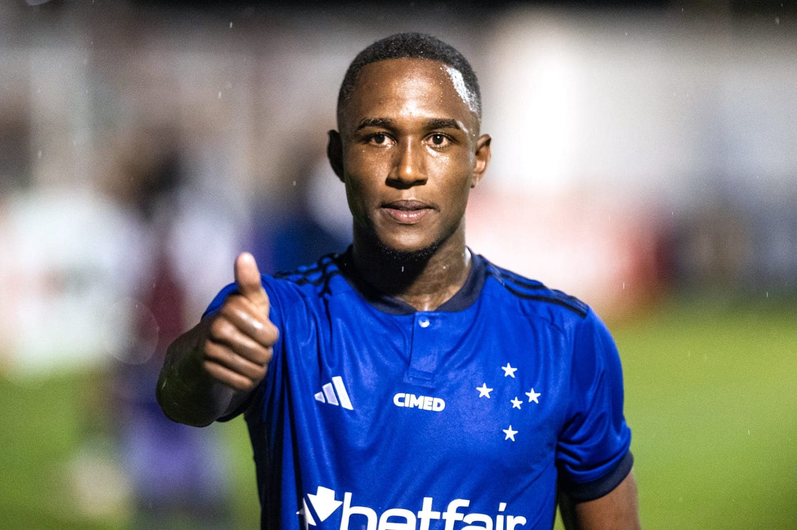 João Pedro faz joinha durante vitória do Cruzeiro no Mineiro