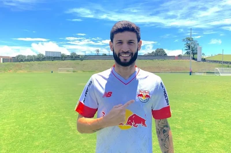 Juninho Capixaba sorri no CT do Red Bull Bragantino