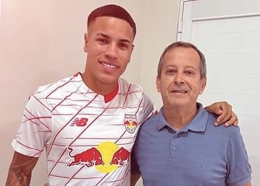 Marcos Paulo posa com a camisa do Red Bull Bragantino