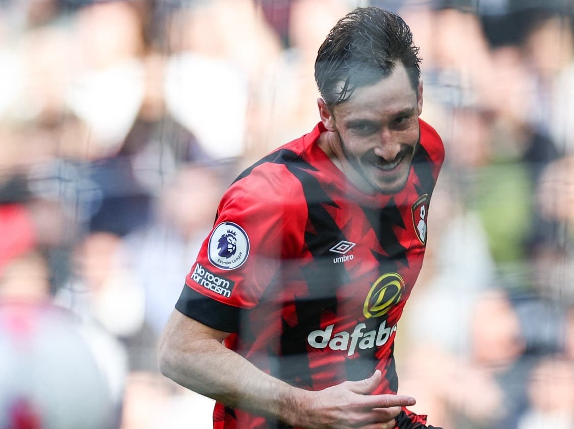 Matías Viña sorri e comemora gol nos tempos de Bournemouth