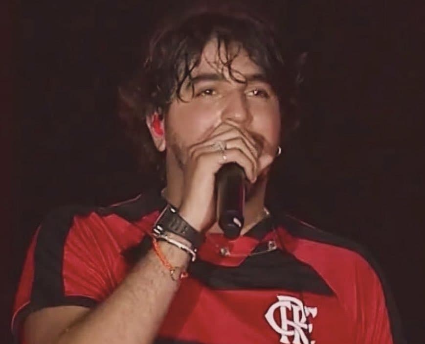 Nattanzinho usa camisa do Flamengo no Réveillon em Copacabana