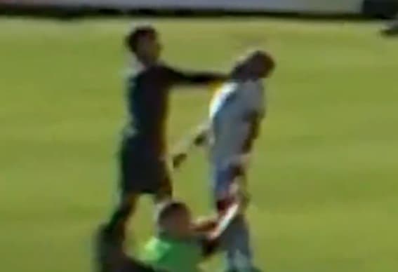 Pulgar agredindo jogador durante Flamengo x Philadelphia Union