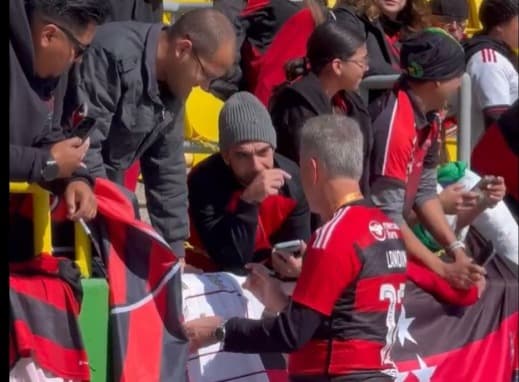 Rodolfo Landim atendendo torcedores do Flamengo em Orlando, nos EUA