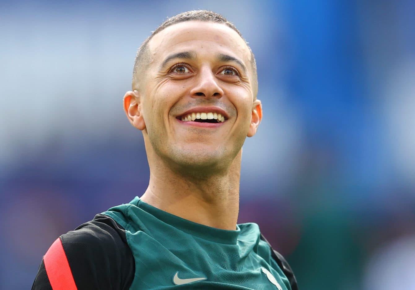 Thiago Alcântara sorri em campo ainda pelo Liverpool