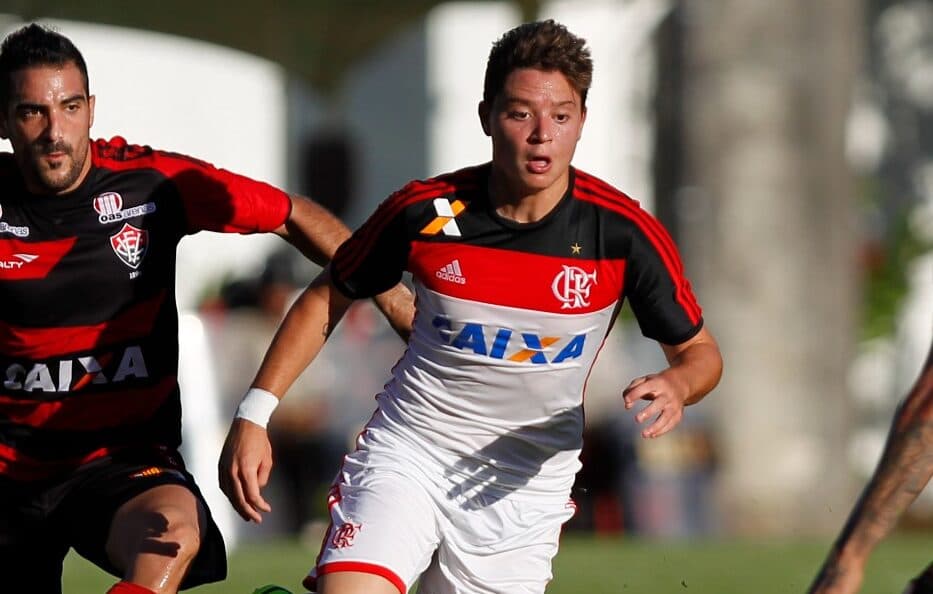 Adryan, do Flamengo, disputa a bola durante a partida entre Flamengo e Vitória pela Série A do Brasileirão 2013, no estádio Barradão, em 1º de dezembro de 2013, em Salvador, Brasil.