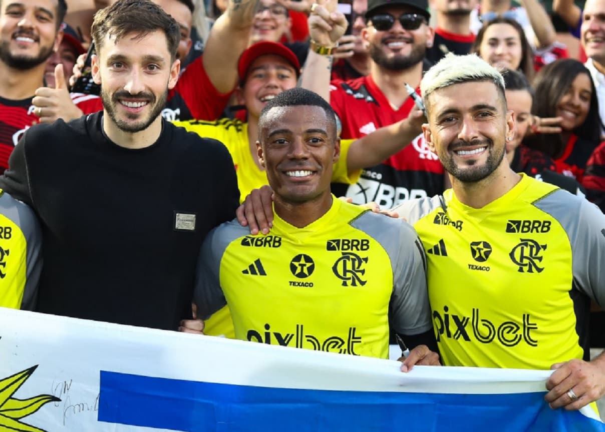 de la cruz ao lado de arrascaeta e viña no flamengo