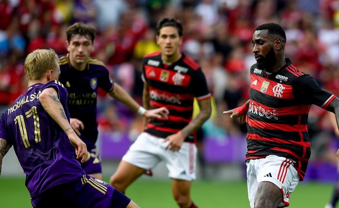 Bruno Henrique e Arrascaeta caminham no gramado após o empate em 1 a 1 com o Orlando City
