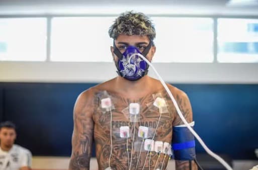 Gabigol em exames no Ninho do Urubu, CT do Flamengo