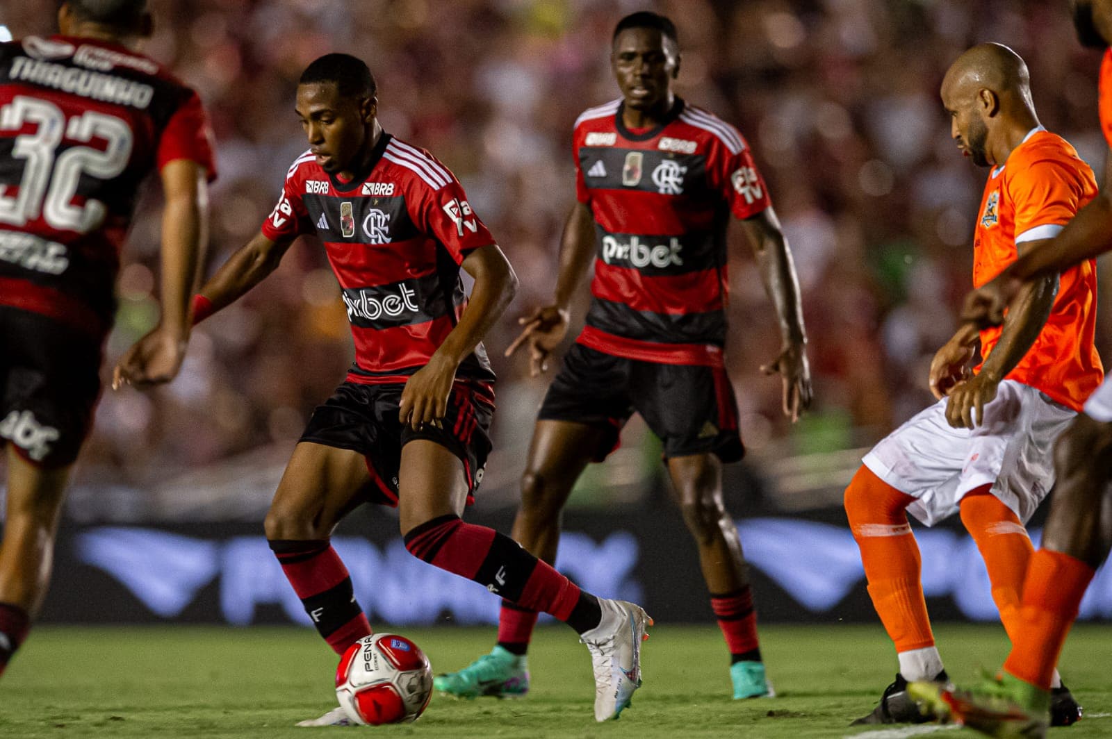 lorran foi um dos destaque de flamengo 1x1 nova iguaçu pelo campeonato carioca 2024 Na foto: Lorran tenta nova jogada cercado de jogadores adversários