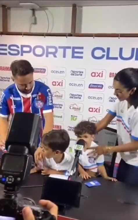 Everton Ribeiro, ex-Flamengo e seus filhos Totói e Guto, além de sua esposta Marilia, em coletiva de apresentação do Bahia.