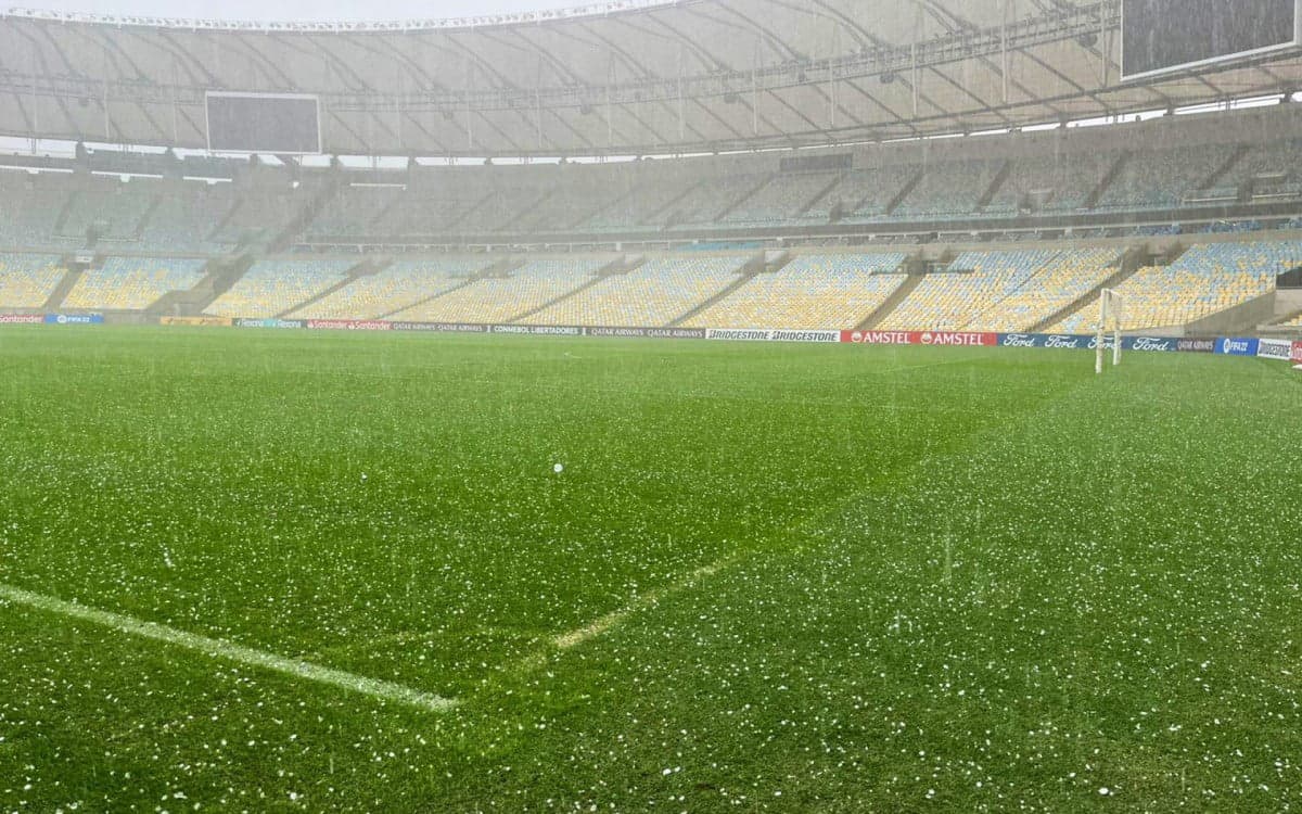 Campo do Maracanã durante chuva de granizo no Rio de Janeiro