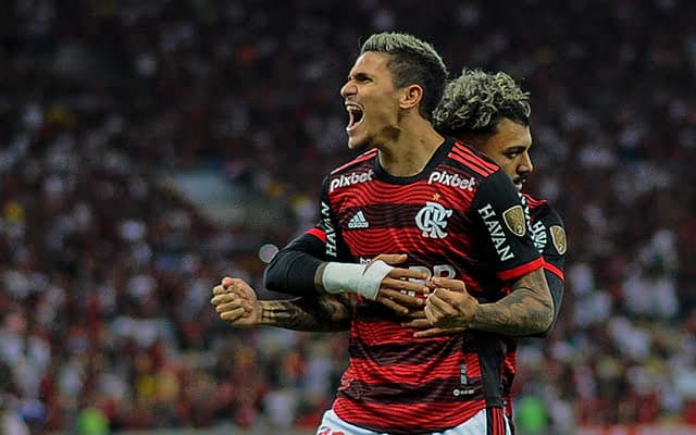 Gabigol abraça Pedro para comemorar gol do Flamengo
