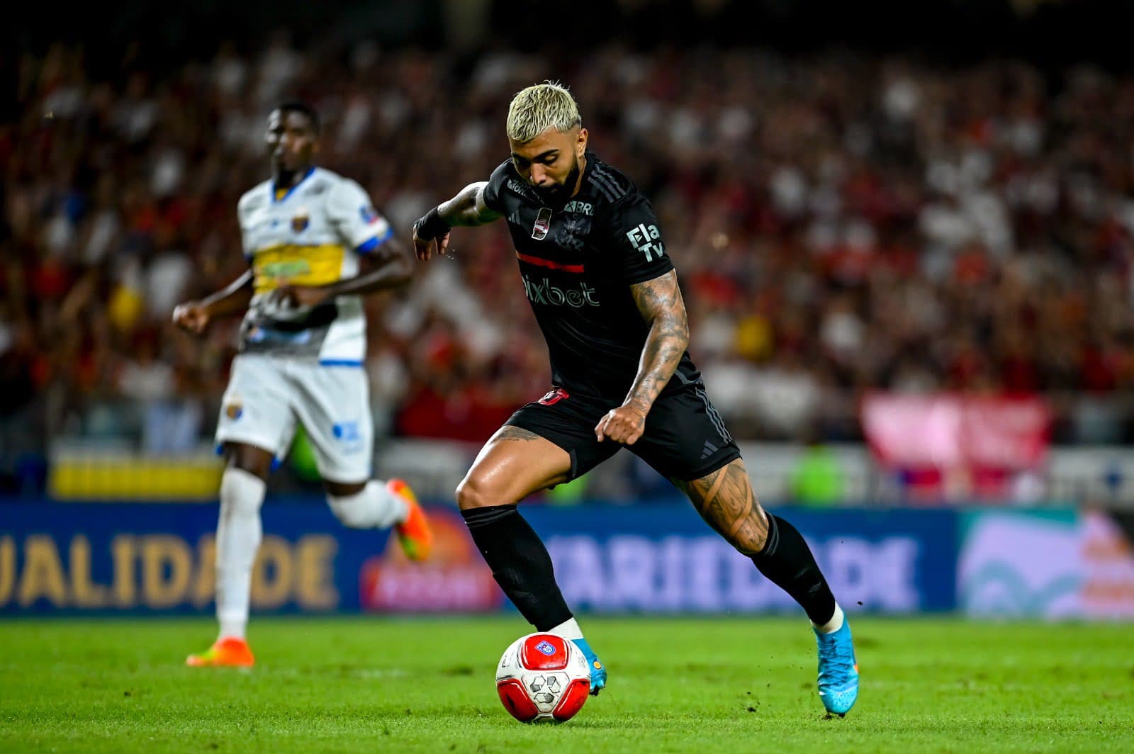 Gabigol prepara finalização durante Flamengo x Sampaio Corrêa pelo Campeonato Carioca