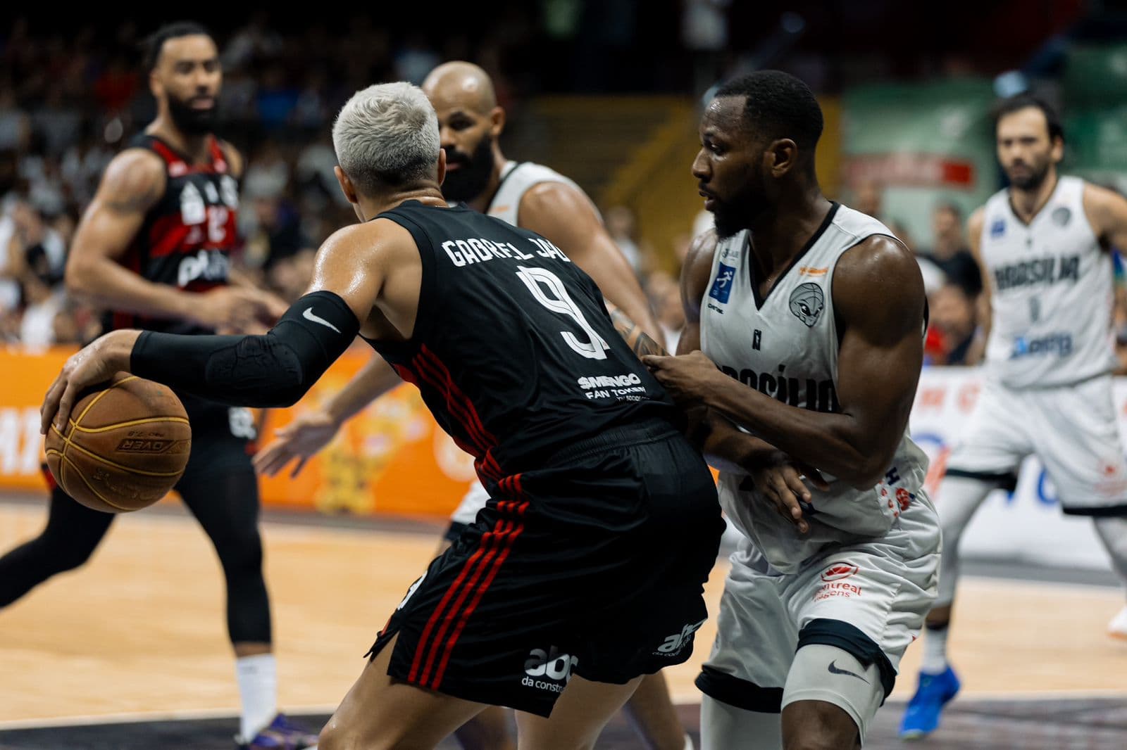 Gabriel Jaú tenta cesta no garrafão. Flamengo vence Brasília no NBB