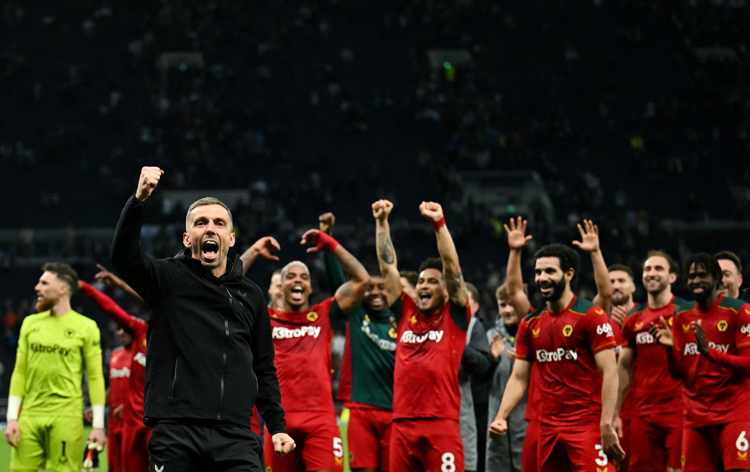 Gary O'Neil, João Gomes e jogadores do Wolverhampton celebram vitória sobre o Tottenham na Premier League