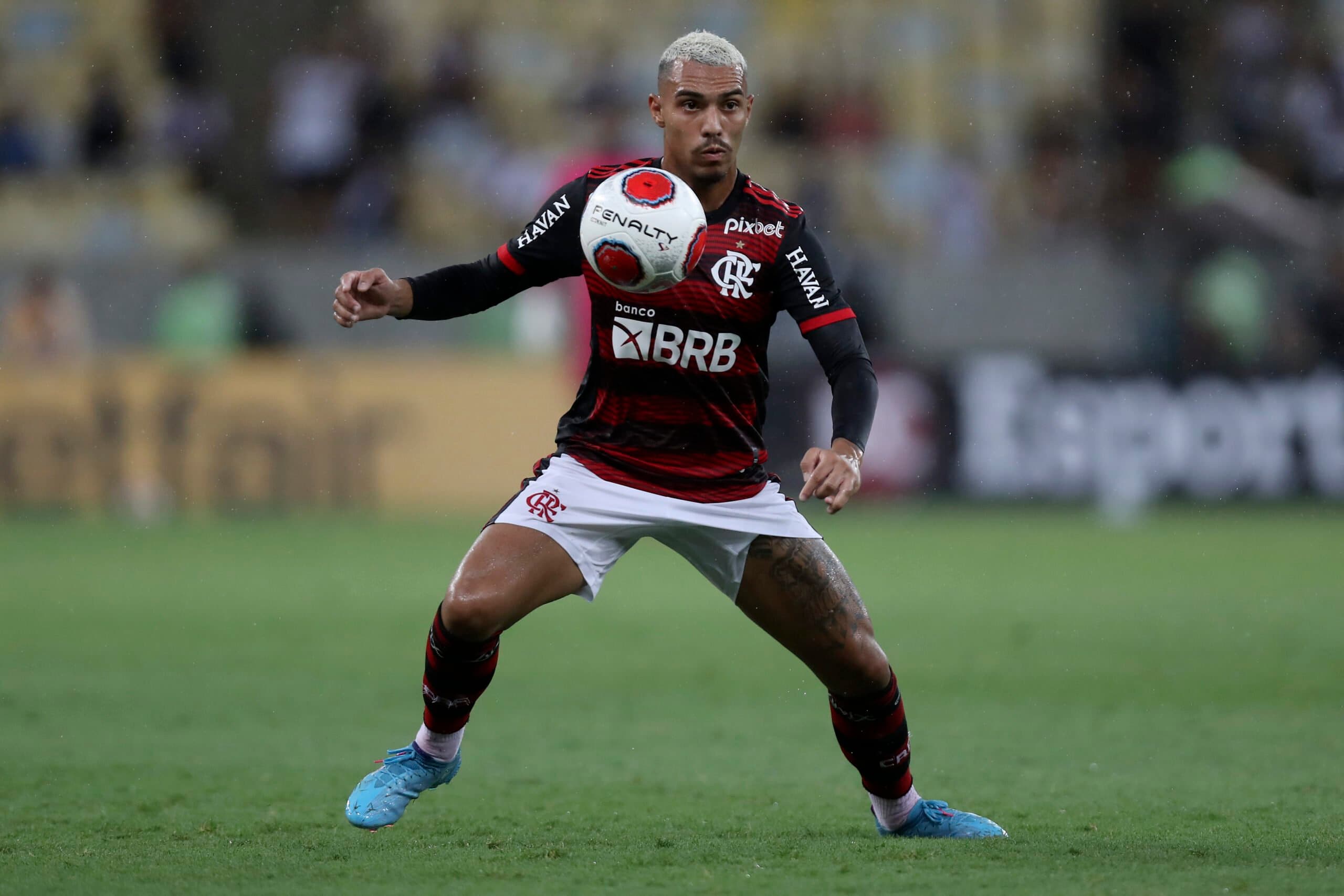Matheuzinho rescinde com o Flamengo para assinar com o Corinthians