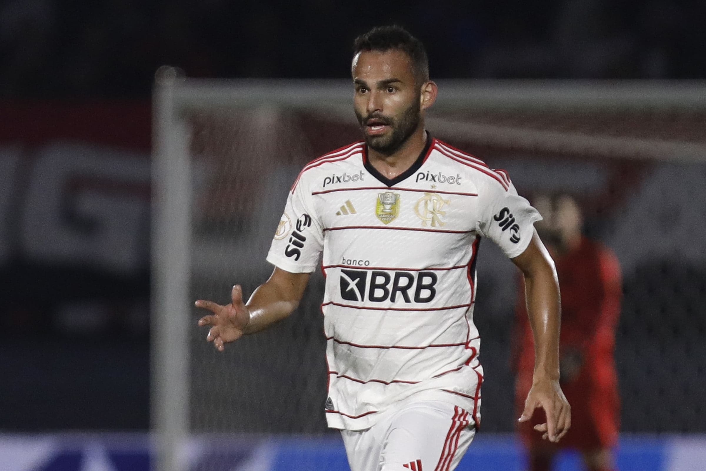 Thiago Maia em campo pelo Flamengo; jornalista detona diretoria do flamengo por possível venda do volante após confirmação de desfalques de Allan e Pulgar