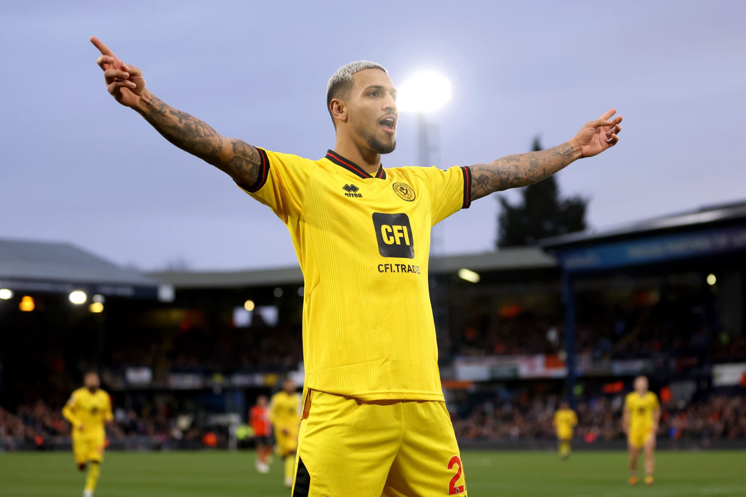 Vinicius Souza comemora primeiro gol na Premier League, em vitória do Sheffield United sobre o Luton Town