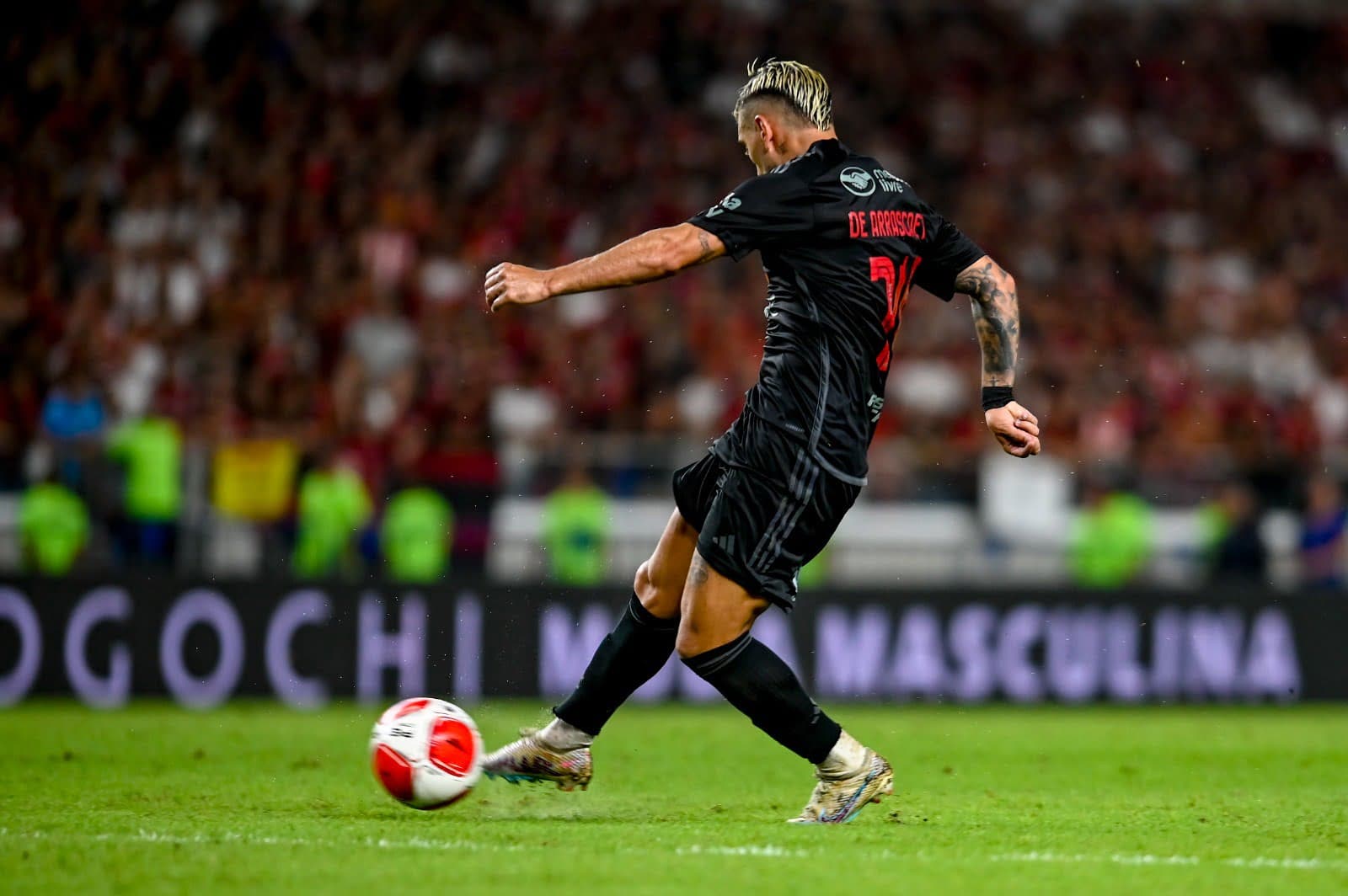 Arrascaeta tenta lançamento em duelo contra o Sampaio Corrêa; Tite continua fae de testes com o time do Flamengo