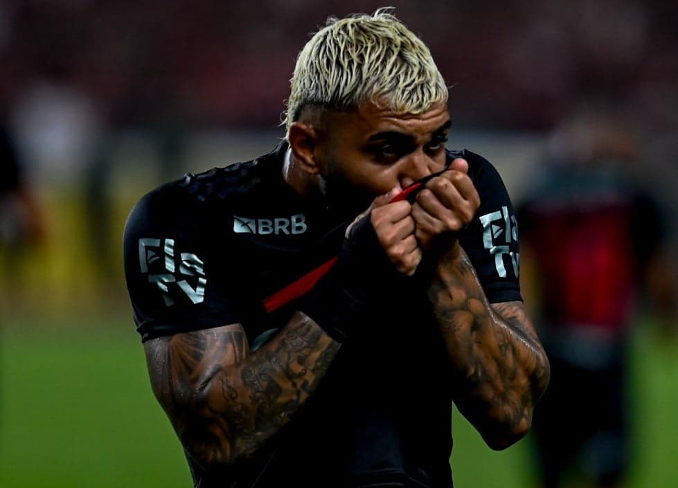 Gabigol beija o ecudo na camisa do Flamengo após marcar gol e dar fim ao jejum de 16 jogos