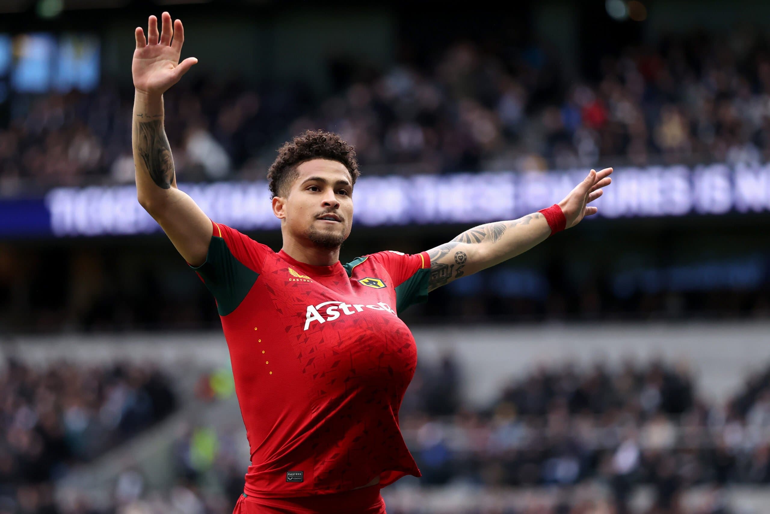 João Gomes, ex-Flamengo, marca dois gols na Premier League e chama atenção de Dorival