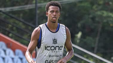 Carlinhos em treino do Nova Iguaçu; atacante se apresenta ao Flamengo nesta segunda-feira (8)