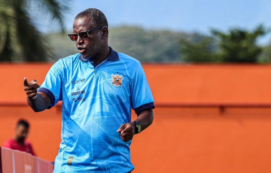 Carlos Vitor em jogo do Nova Iguaçu; treinador sensação do Carioca se inspira no Flamengo de 1981