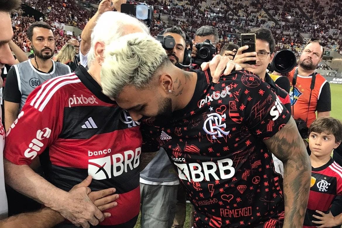 Evaristo de Macedo fala ao pé do ouvido de Gabigol