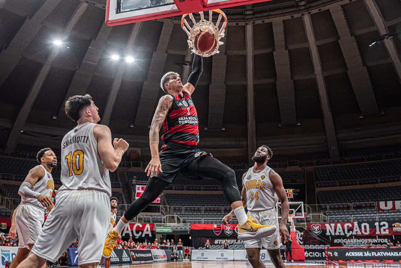 Gabriel Jaú dá enterrada em jogo do Flamengo na BCLA; ingressos à venda para confronto com São José no NBB