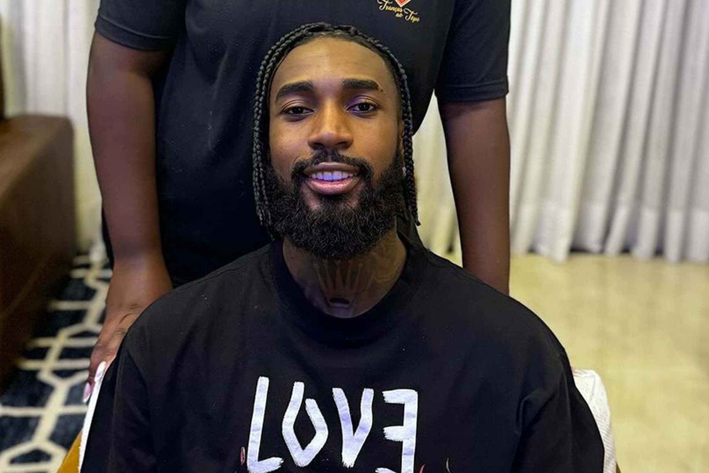 Gerson, meia do Flamengo, mudou visual no salão Tranças ao Topo