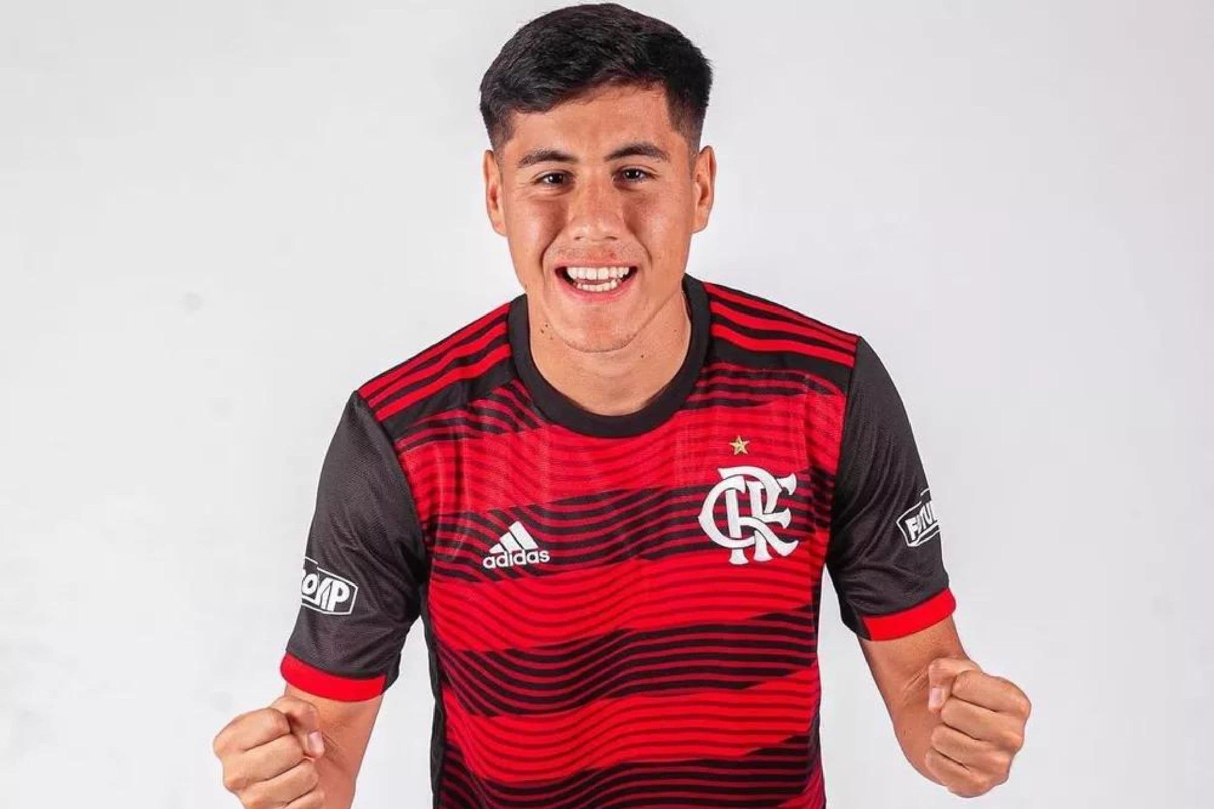 Santiago Ocampos, lateral paraguaio, com a camisa do Flamengo