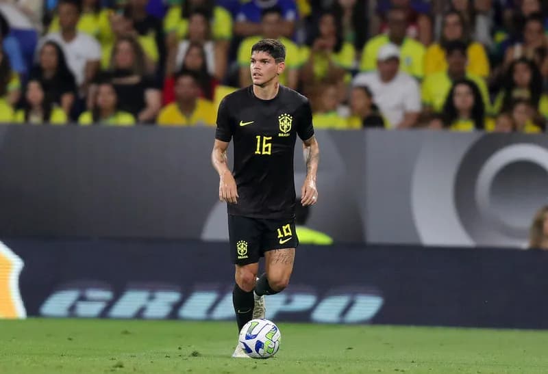 Convocação de Ayrton Lucas para amistosos da seleção acende sinal amarelo, já que lateral-esquerdo Viña é certo no Uruguai na Copa América