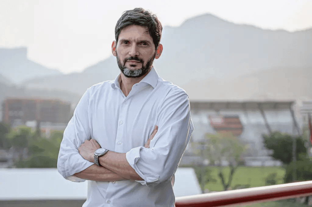 Marcos Senna na Gávea, ao fundo o estádio José Bastos Padinha