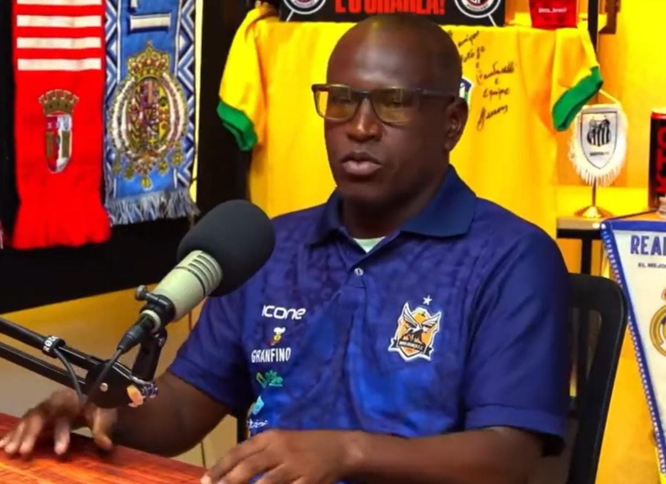 Carlos Victor comentando atitude de Tite durante entrevista no Charla Podcast