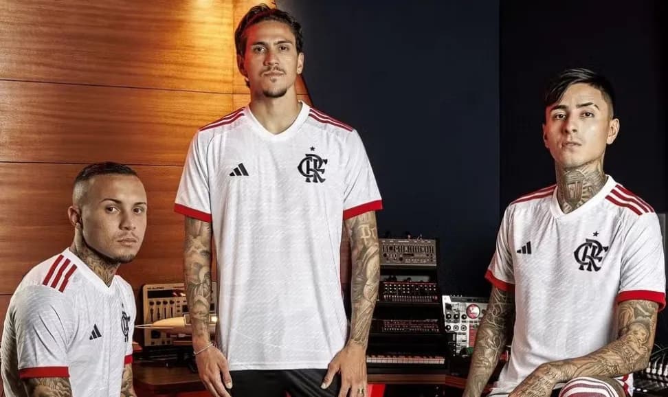 Nova camisa do Flamengo é lançada com música do rapper TOKIODK e produtor Papatinho