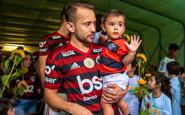 Everton Ribeiro e Baby Guto entrando em campo pelo Flamengo. Nação Rubro-Negra foi ao delírio com foto do filho do jogador do Bahia