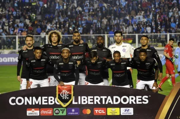 Flamengo em partida contra o Bolívar na altitude de La Paz pela Libertadores. Viña foi o melhor em campo.
