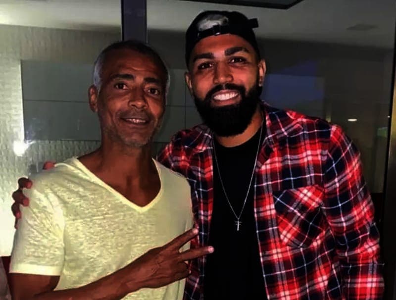 Gabigol e Romário em foto. Jogador do Flamengo foi em festa do Senador enquanto aguarda resultado de julgamento
